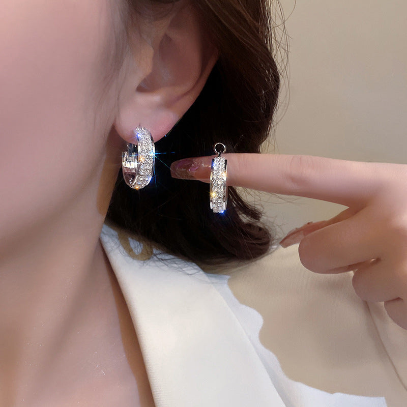 Dame glitrende små hoop øreringe med zirkoner, skinnende metallegering, elegant design, egnet til hverdags og fest.