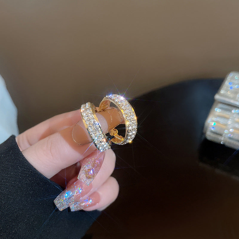 Dame glitrende små hoop øreringe med zirkoner, skinnende metallegering, elegant design, egnet til hverdags og fest.
