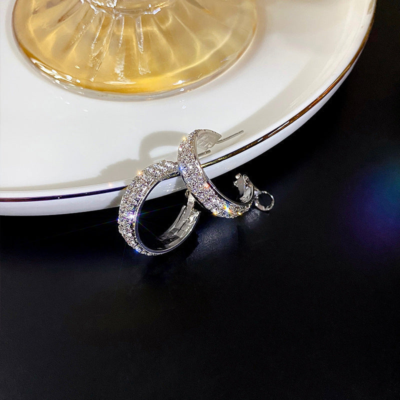 Dame glitrende små hoop øreringe med zirkoner, skinnende metallegering, elegant design, egnet til hverdags og fest.
