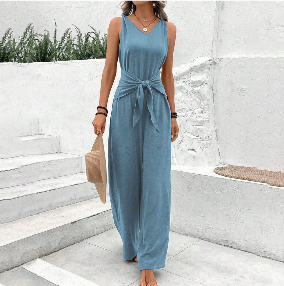 Dame blå vidt ben jumpsuit med V-hals, ærmeløs og let stof, perfekt til sommer.