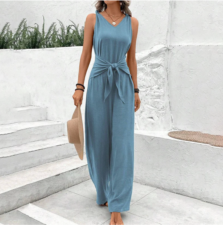 Dame blå vidt ben jumpsuit med V-hals, ærmeløs og let stof, perfekt til sommer.