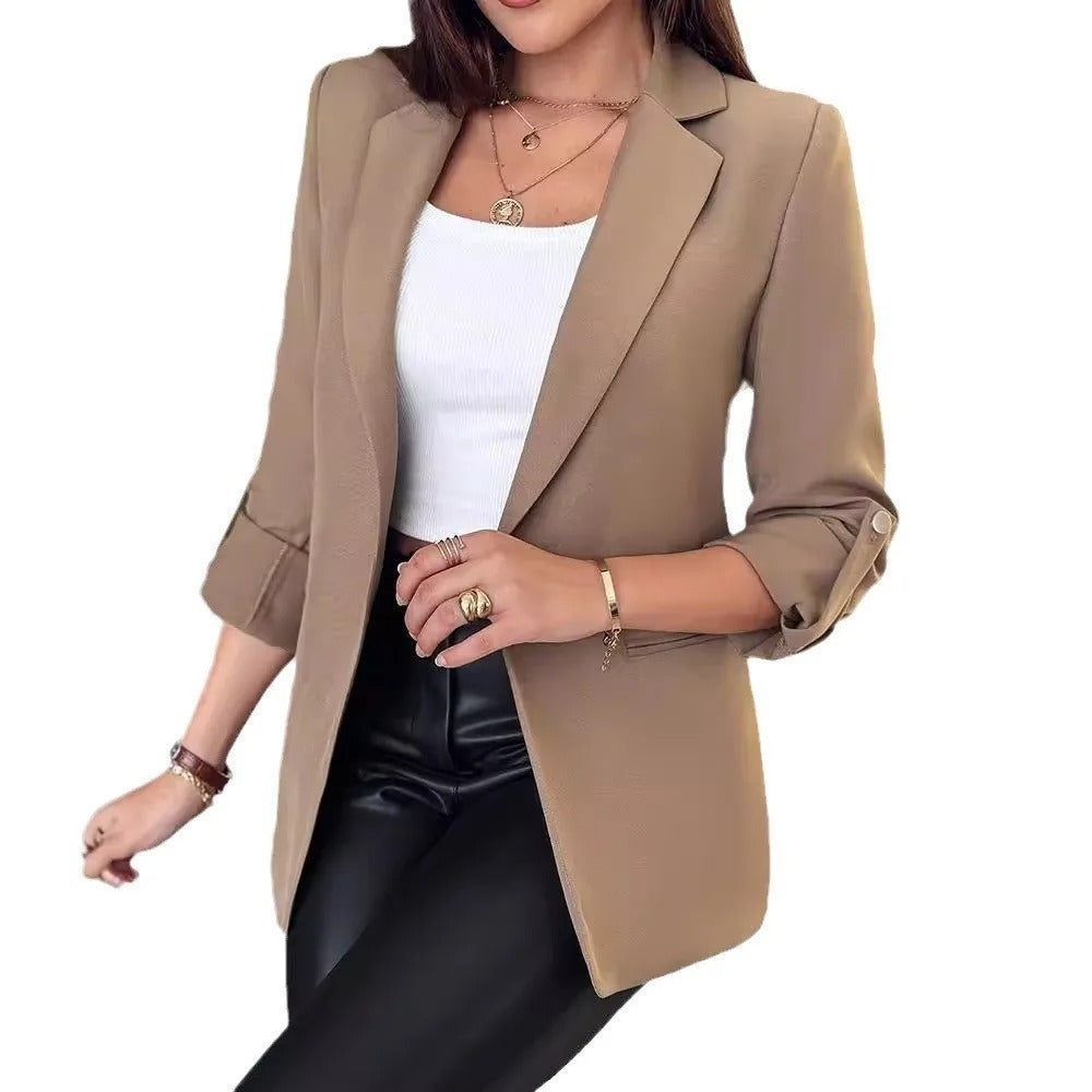 Dame slim-fit blazer, khaki farve, åndbart og let materiale, knaplukning, flatterende pasform.