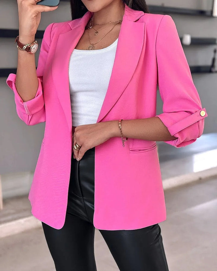 Dame slim-fit blazer, pink farve, åndbart og let materiale, knaplukning, flatterende pasform.