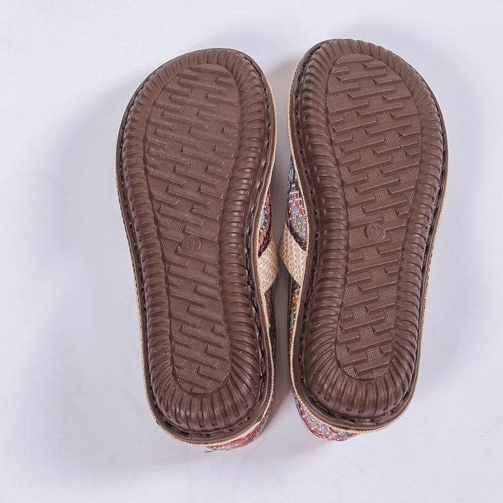 Naisten slip-on kengät hengittävästä kankaasta, pehmustettu sisäpohja ja liukumaton ulkopohja, mukavaan päivittäiseen käyttöö