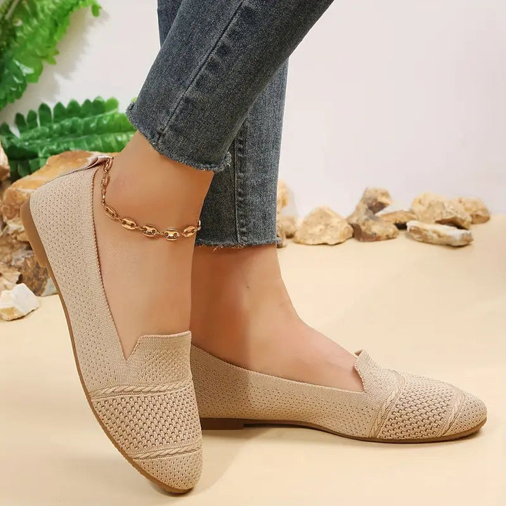 Dame slip-on sko sort og lysebrun, elegant og komfortabel til efteråret, lavet af højkvalitets tekstil.