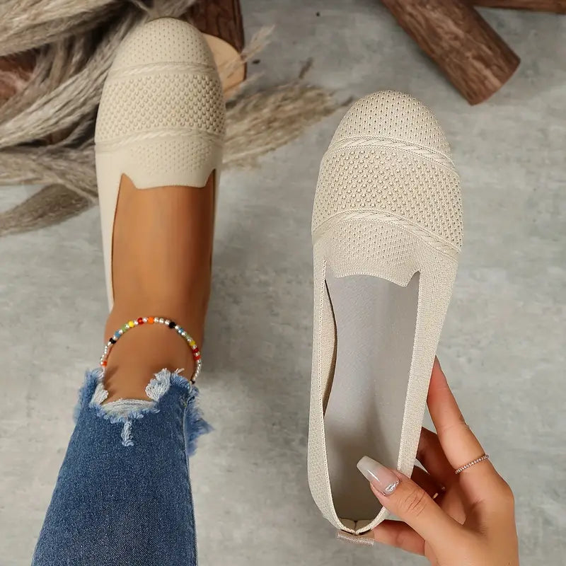 Dame slip-on sko sort og lysebrun, elegant og komfortabel til efteråret, lavet af højkvalitets tekstil.