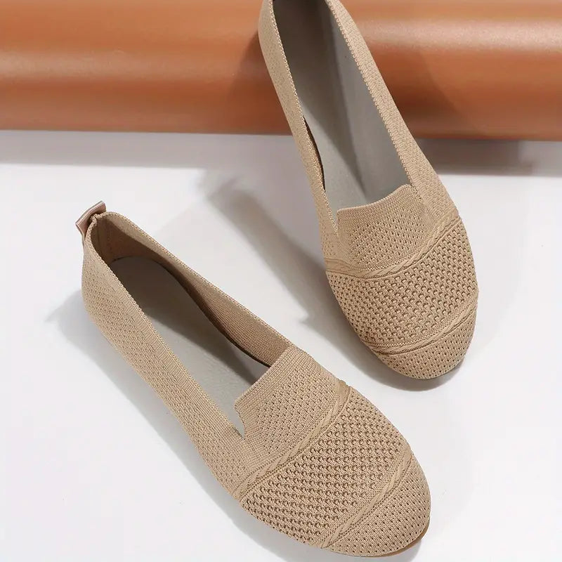 Dame slip-on sko sort og lysebrun, elegant og komfortabel til efteråret, lavet af højkvalitets tekstil.