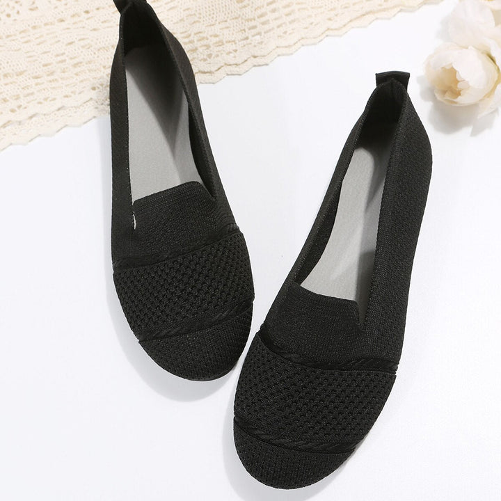 Dame slip-on sko sort og lysebrun, elegant og komfortabel til efteråret, lavet af højkvalitets tekstil.