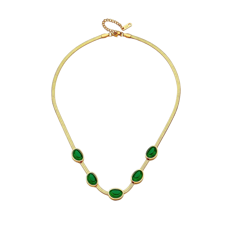 Dame smaragd smykkesæt, grøn nuance, titaniumstål, elegant smykkesæt, delikat kæde, charmerende accessory.