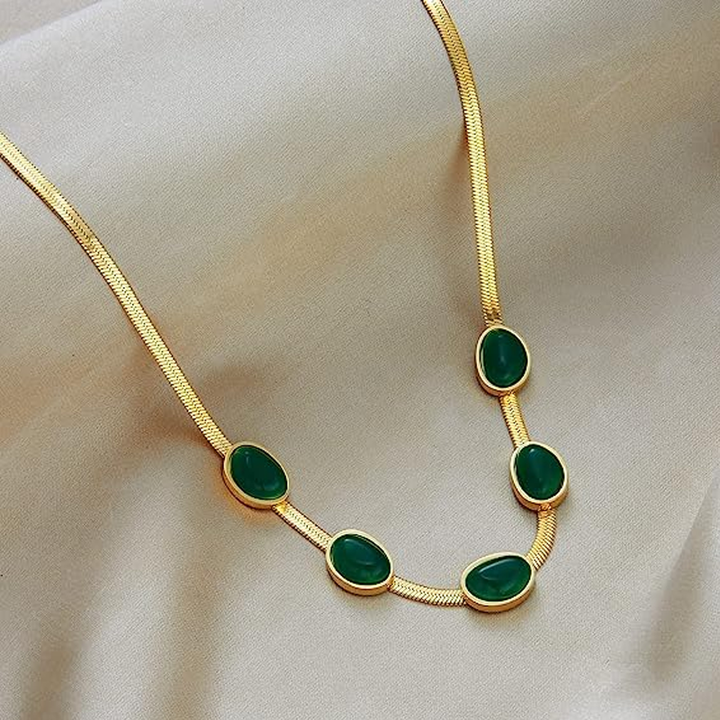 Dame smaragd smykkesæt, grøn nuance, titaniumstål, elegant smykkesæt, delikat kæde, charmerende accessory.