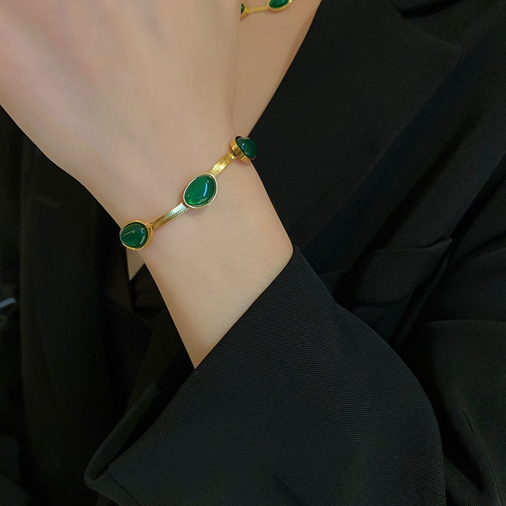 Dame smaragd smykkesæt, grøn nuance, titaniumstål, elegant smykkesæt, delikat kæde, charmerende accessory.