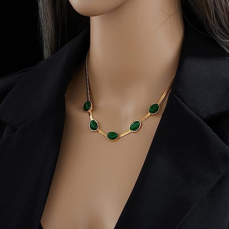 Dame smaragd smykkesæt, grøn nuance, titaniumstål, elegant smykkesæt, delikat kæde, charmerende accessory.