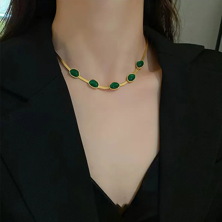 Dame smaragd smykkesæt, grøn nuance, titaniumstål, elegant smykkesæt, delikat kæde, charmerende accessory.
