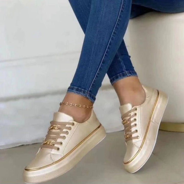 "Naisten sneakerit, hengittävä materiaali, mukava pohja, monivärinen muotoilu, sopii arkeen ja vapaa-aikaan."