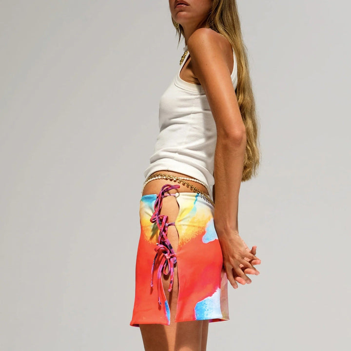 Dame bodycon mini-nederdel, lav talje, livlige farver, justerbar snørebånd, sidedelinger.