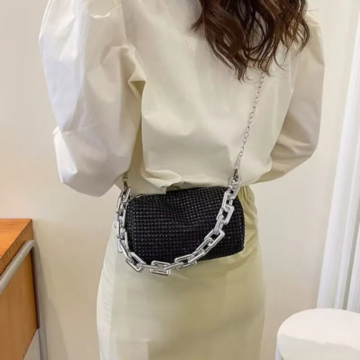 Dame-håndtaske med rhinsten, metallisk kæderem, kompakt og elegant, skinnende taske til aftenbrug.