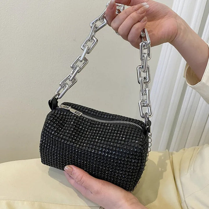 Dame-håndtaske med rhinsten, metallisk kæderem, kompakt og elegant, skinnende taske til aftenbrug.