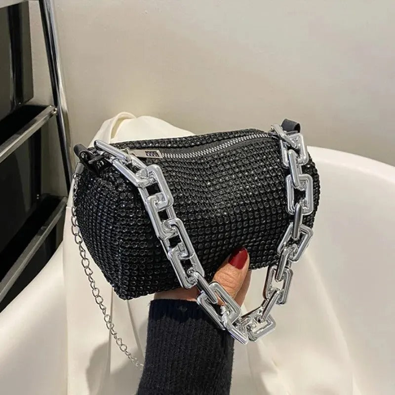 Dame-håndtaske med rhinsten, metallisk kæderem, kompakt og elegant, skinnende taske til aftenbrug.