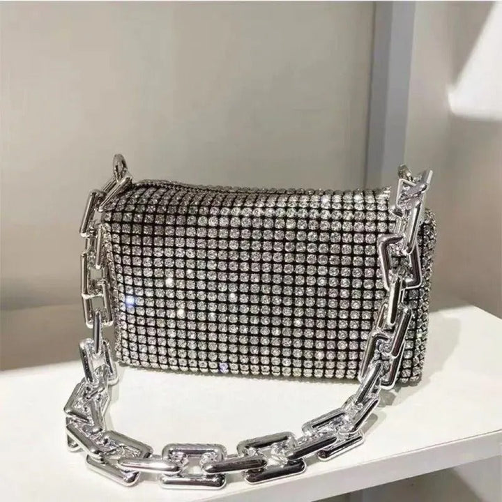 Dame-håndtaske med rhinsten, metallisk kæderem, kompakt og elegant, skinnende taske til aftenbrug.
