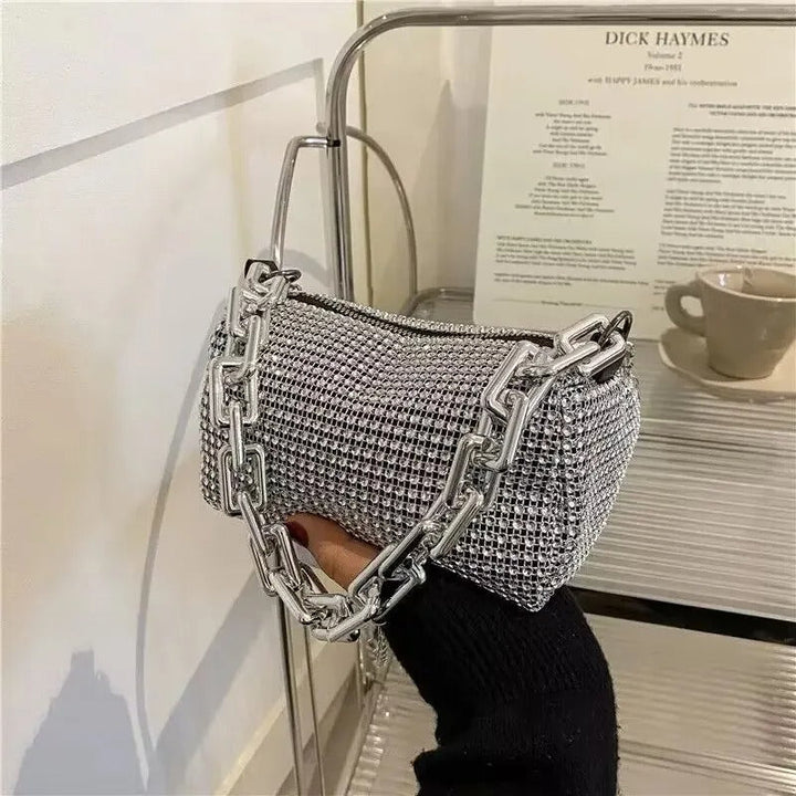 Dame-håndtaske med rhinsten, metallisk kæderem, kompakt og elegant, skinnende taske til aftenbrug.