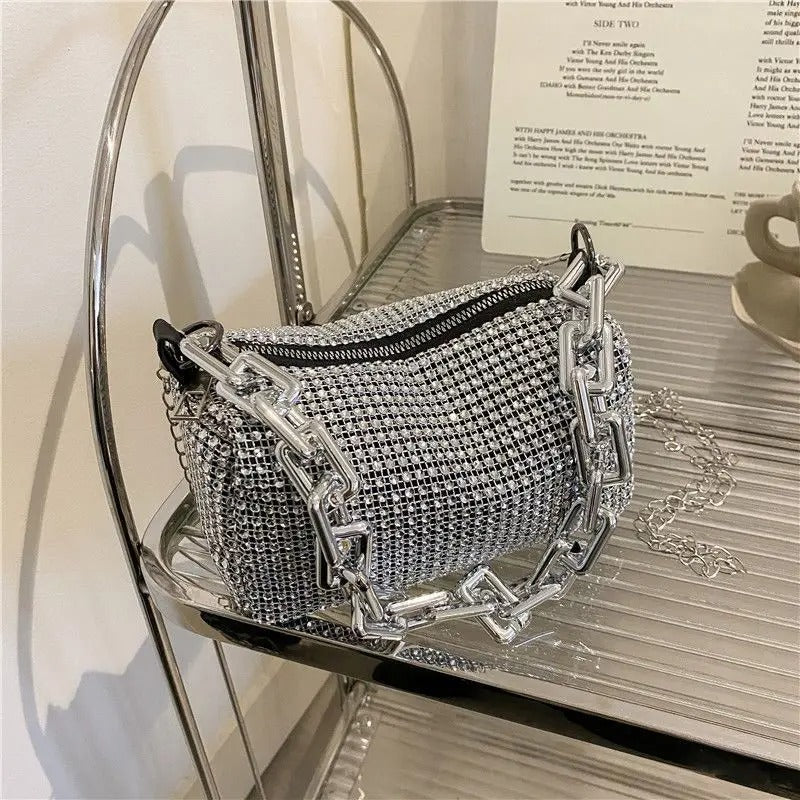 Dame-håndtaske med rhinsten, metallisk kæderem, kompakt og elegant, skinnende taske til aftenbrug.