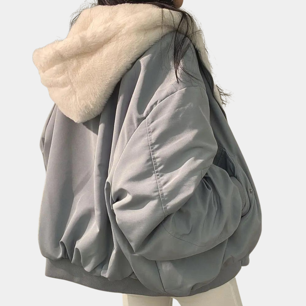 Dame vinterjakke med varm hætte og høj krave, elegant design, dobbeltlags konstruktion.