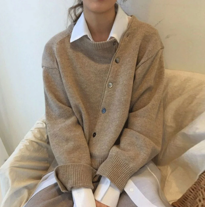 Dame strikket cardigan med diagonal knaplukning, elegant og blød kvalitet, moderne stil.