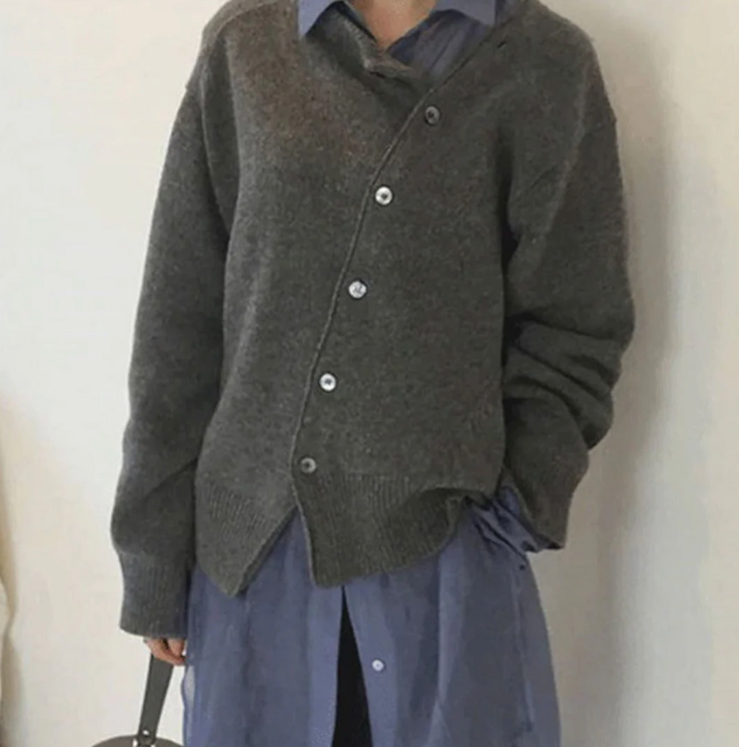 Dame strikket cardigan med diagonal knaplukning, elegant og blød kvalitet, moderne stil.