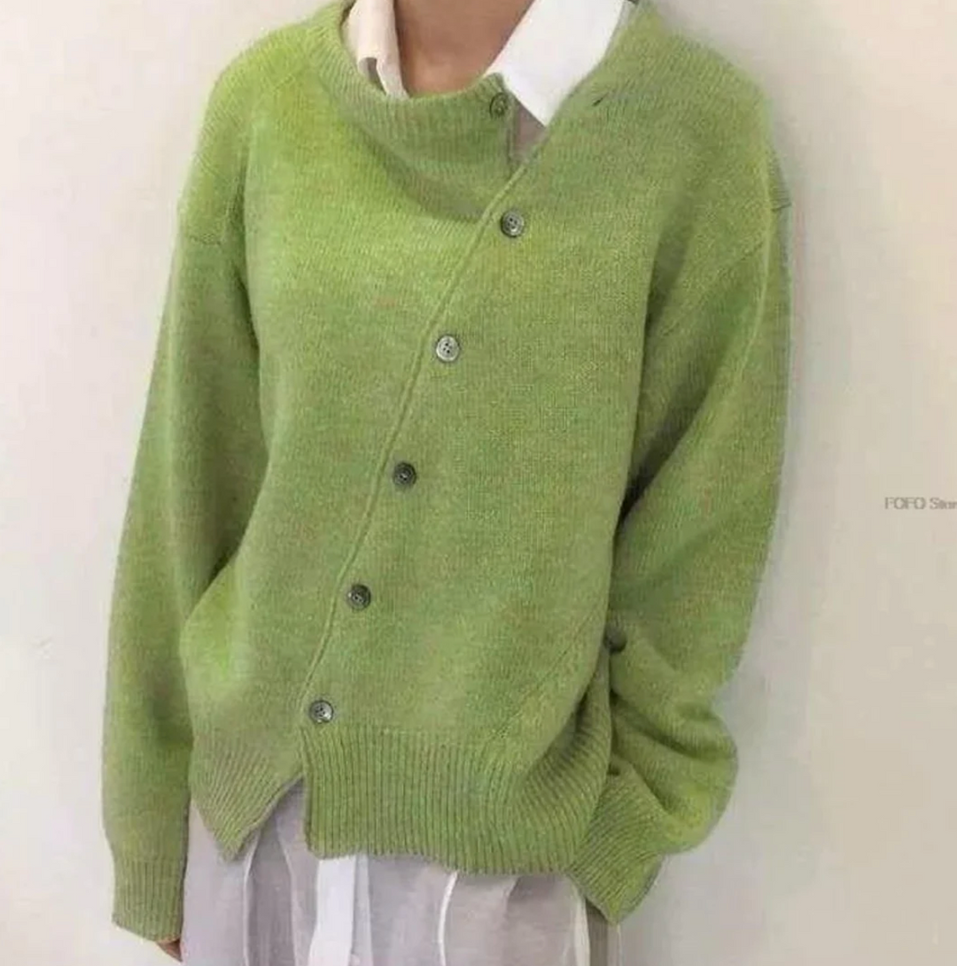 Dame strikket cardigan med diagonal knaplukning, elegant og blød kvalitet, moderne stil.