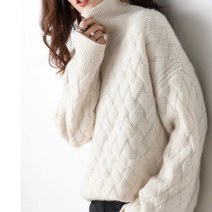Dame elegant strikket trøje, blød og varm beige farve, ideel til kolde dage.