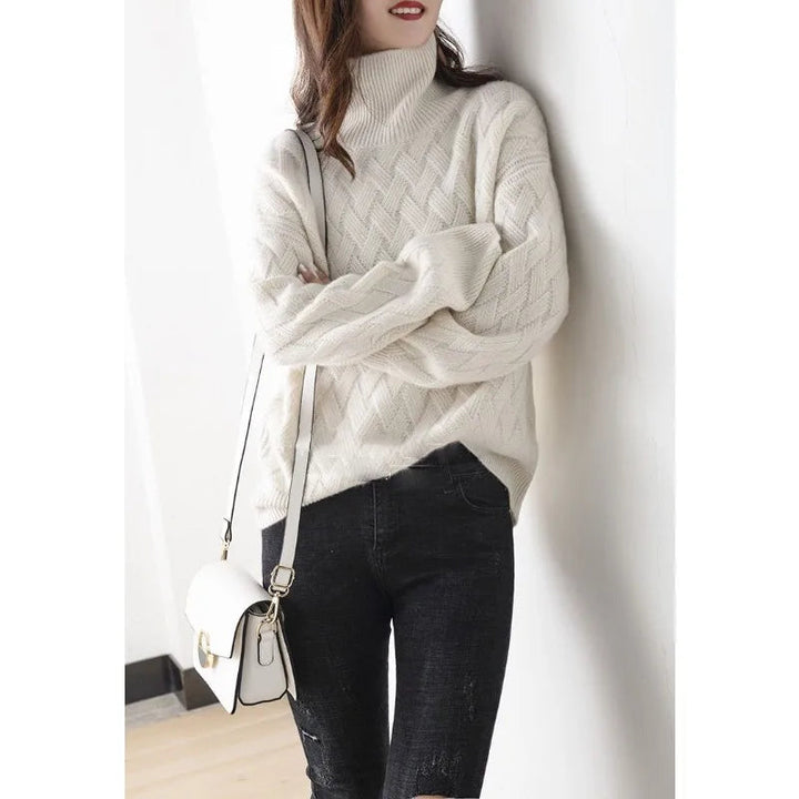 Dame elegant strikket trøje, blød og varm beige farve, ideel til kolde dage.