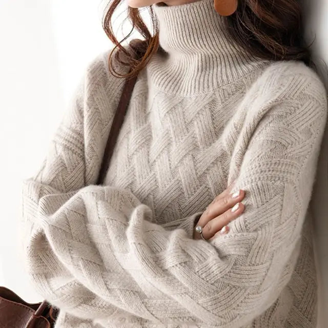 Dame elegant strikket trøje, blød og varm beige farve, ideel til kolde dage.