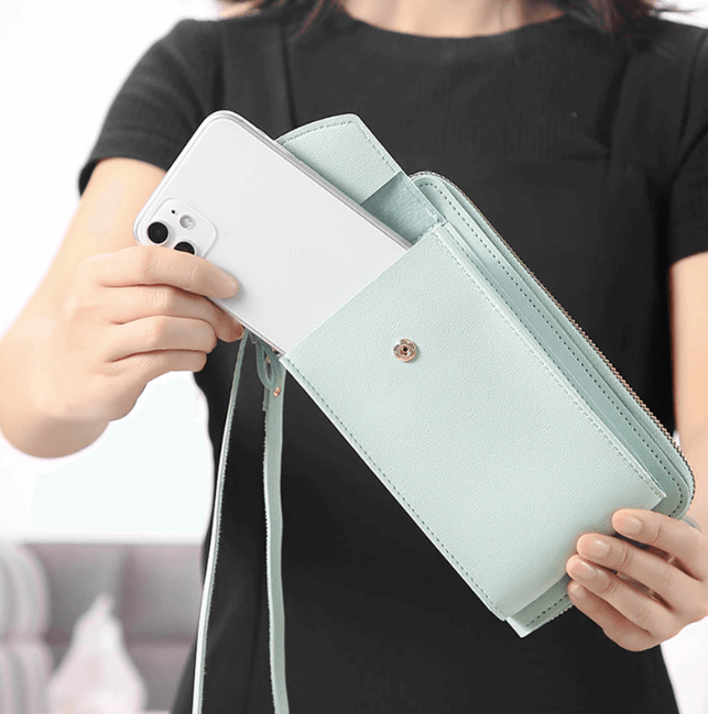 Dame crossbody taske med justerbar rem, grå PU-læder, gyldne metaldele, kompakt og rummelig.