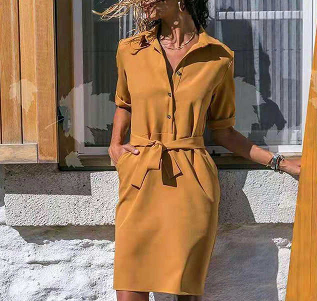 Dame elegant kjole – Sofistikeret forårsmodel, flatterende silhuet, subtilt design, set forfra, perfekt til fester.