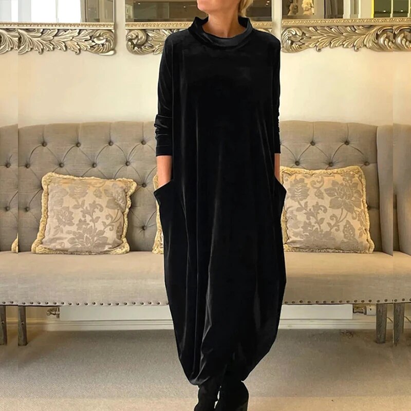 Elegant damekjole i sort, med et alsidigt og feminint snit. Perfekt til enhver lejlighed.