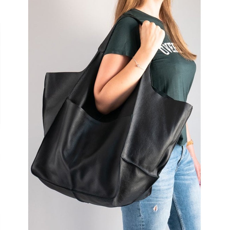 Dame elegant oversize skuldertaske i sort kunstlæder, passer til fest eller hverdag. Elegant tilbehør til damemode.