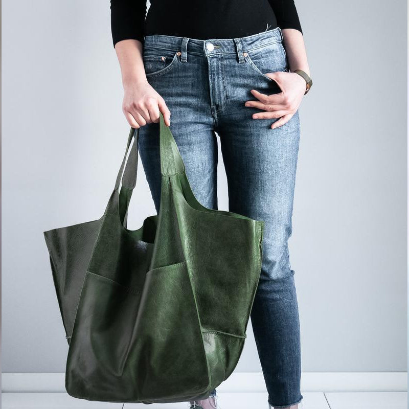 Dame elegant oversize skuldertaske i sort kunstlæder, passer til fest eller hverdag. Elegant tilbehør til damemode.
