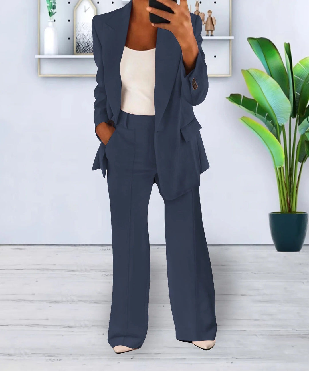 Elegant dame blazer i sort polyester med vide bukser, et stilfuldt og komfortabelt outfit for et moderigtigt look.