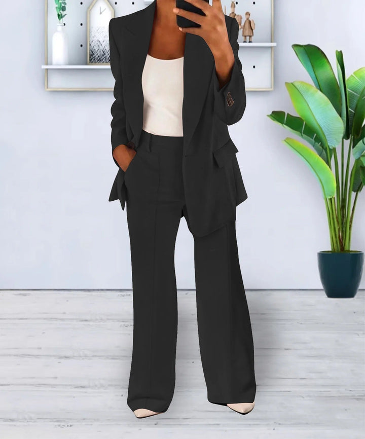 Elegant dame blazer i sort polyester med vide bukser, et stilfuldt og komfortabelt outfit for et moderigtigt look.