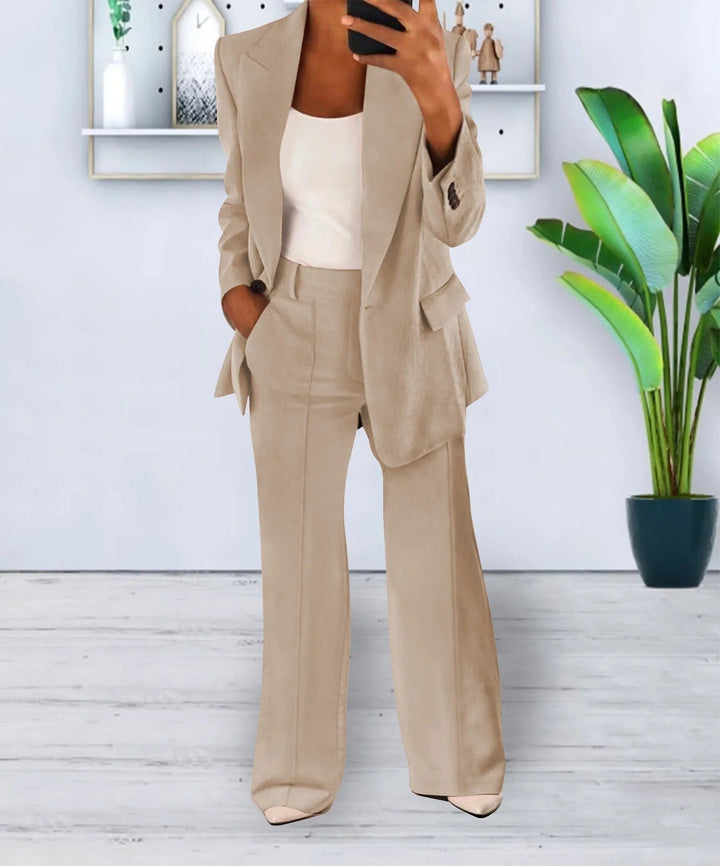 Elegant dame blazer i sort polyester med vide bukser, et stilfuldt og komfortabelt outfit for et moderigtigt look.
