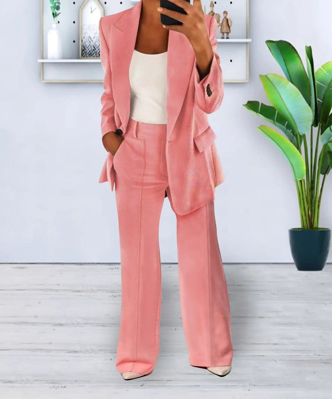 Elegant dame blazer i sort polyester med vide bukser, et stilfuldt og komfortabelt outfit for et moderigtigt look.