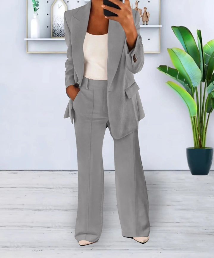 Elegant dame blazer i sort polyester med vide bukser, et stilfuldt og komfortabelt outfit for et moderigtigt look.