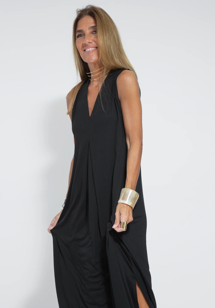 Dame elegant lang sommerkjole og vest, elegant design, let materiale, fremhæver femininitet, velegnet til sommer.