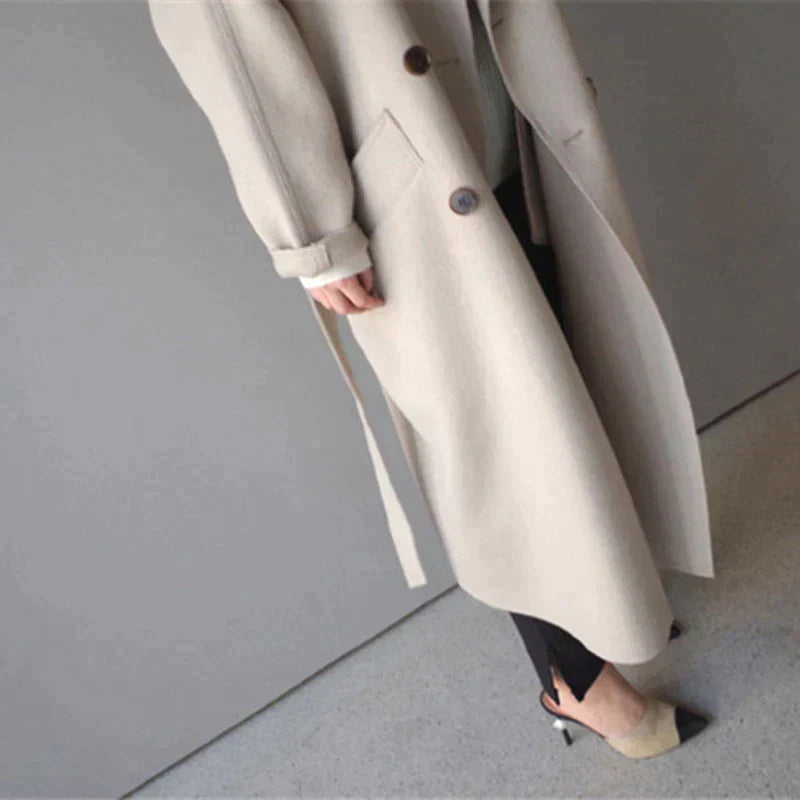 Naisten tyylikäs pitkä musta villakangastakki, klassinen design ja suuret taskut, sopii talven eleganssiin.