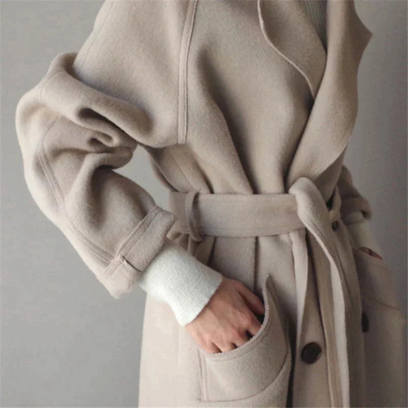 Naisten tyylikäs pitkä musta villakangastakki, klassinen design ja suuret taskut, sopii talven eleganssiin.