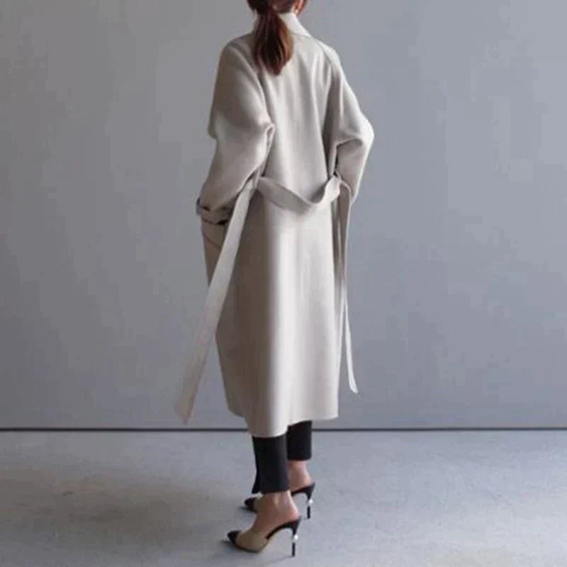 Naisten tyylikäs pitkä musta villakangastakki, klassinen design ja suuret taskut, sopii talven eleganssiin.