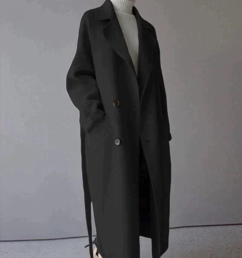 Naisten tyylikäs pitkä musta villakangastakki, klassinen design ja suuret taskut, sopii talven eleganssiin.