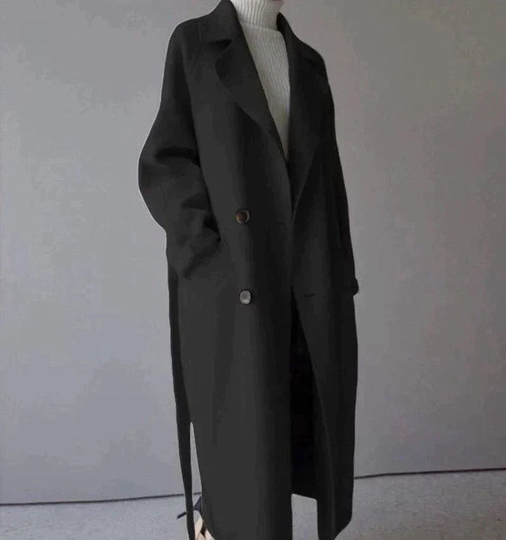 Naisten tyylikäs pitkä musta villakangastakki, klassinen design ja suuret taskut, sopii talven eleganssiin.