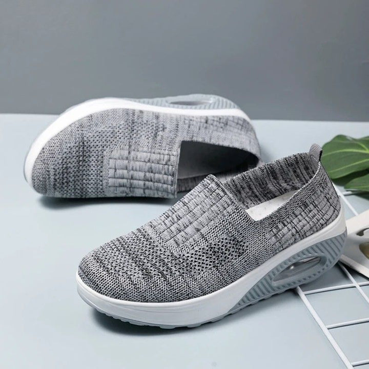 Dame sportssko, luftmønstret sål, ortopædisk, skridsikker, åndbart design i naturhvid.