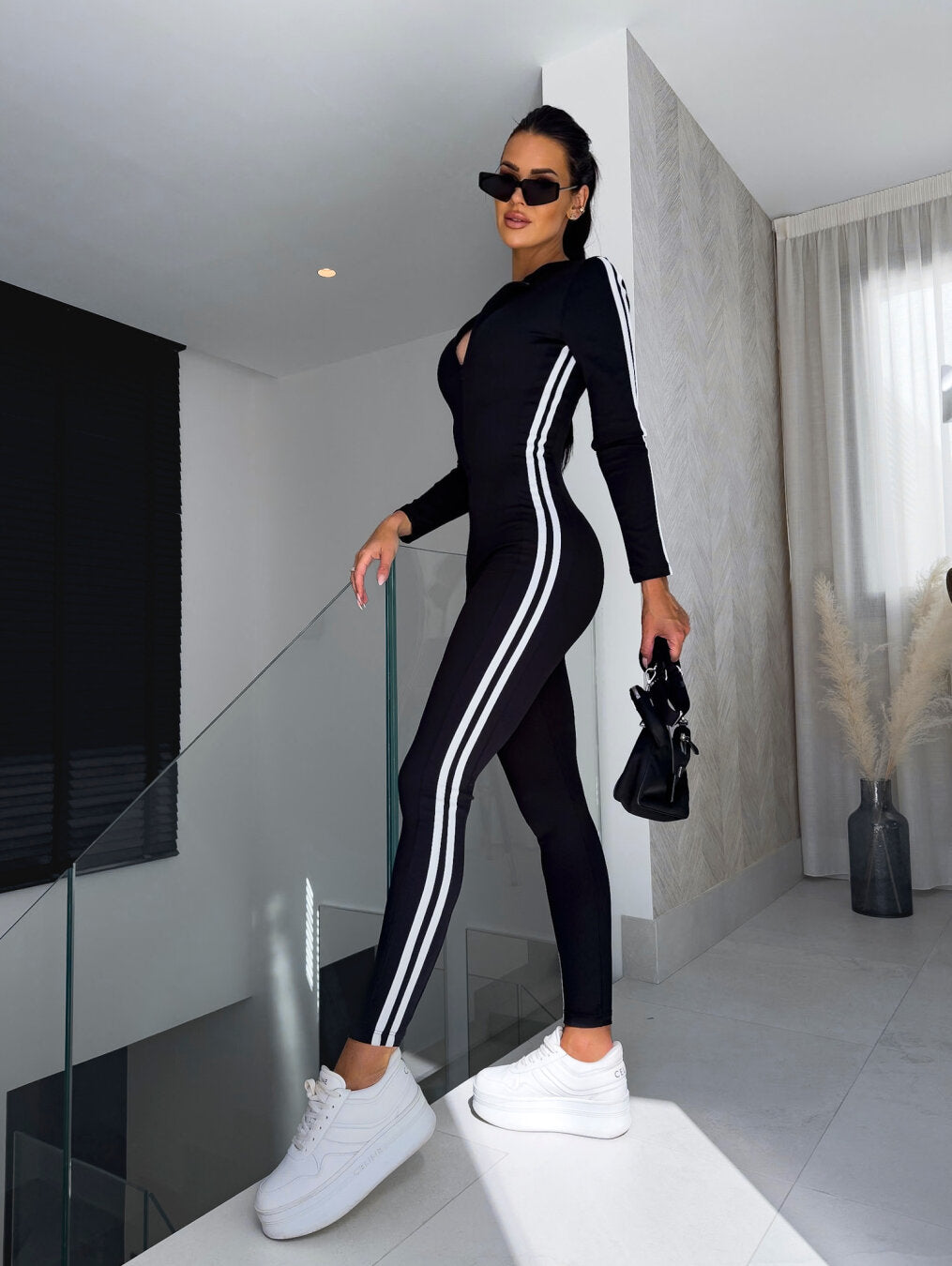 Dame jumpsuit med fede striber, der fremhæver feminine former og giver komfort